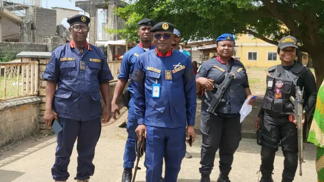 Ndị ọrụ nchekwa Civil Defence ka ha na-echekwa ụmụakwụkwọ na-ele ule n'Imo Steeti