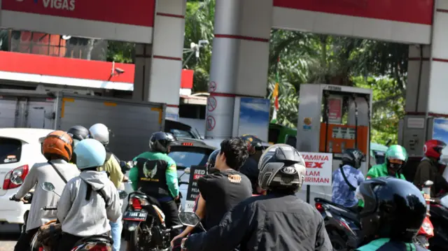 Antrean panjang di pom bensin Bogor