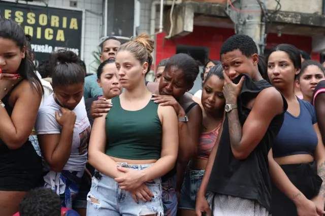 Familiares choram ao reconhecer corpos no Complexo do Alemão