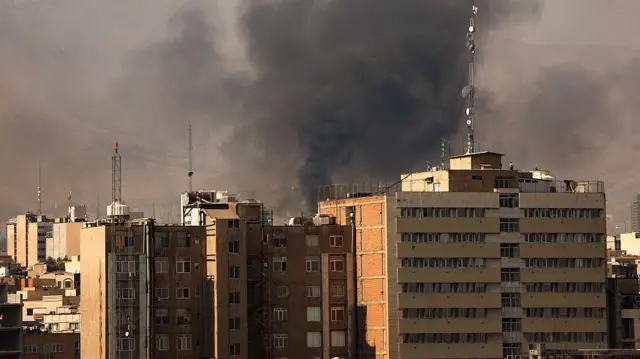 "ඊශ්‍රායලයේ ඉදලා ලංකාවට නිවාඩු ඇවිත් ඉන්නවා 300 ක විතර පිරිසක්. ඔවුන්වත් අපි කියනවා යන්න හදන්න එපා කියලා. වඩා ජීවිත වැදගත් නිසා"