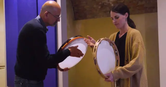 ثنان يعزفان على الدف