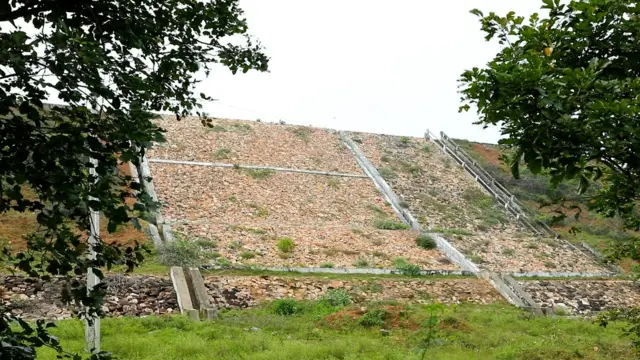 జలాశయం చుట్టూ మట్టికట్ట నిర్మాణం