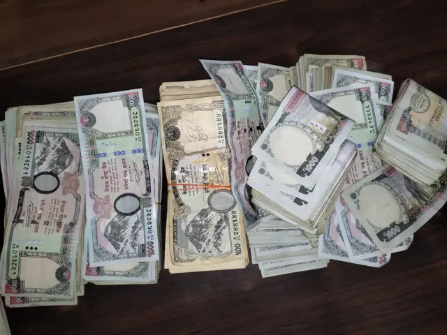 प्रहरीले बरामद गरेका नेपाली नोटहरू