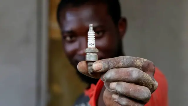 'Spark plug' moto so n'ihe o ji arụ nka ya