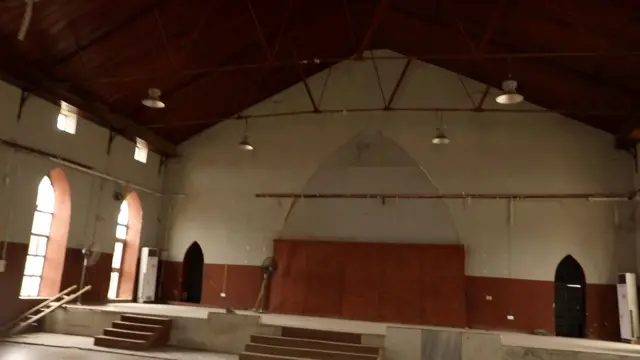 Gbọngan akọkọ ninu ile ijọsin St. Peter's Cathedral, Ake