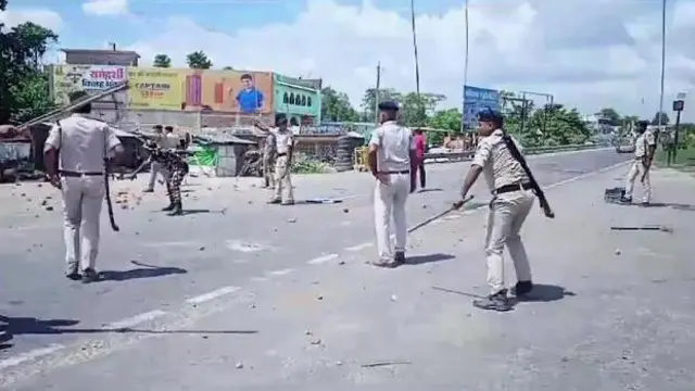 दरभंगा में उपद्रव को शांत करती पुलिस
