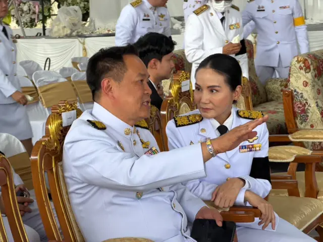 2 หัวหน้าพรรคน้ำเงิน-เขียว พูดคุยกันในระหว่างร่วมงานพิธีพระราชทานเพลิงศพ ผอ.รร.พะตงประธานคีรีวัฒน์ จ.สงขลา เมื่อ 17 ก.พ. ซึ่งอนุทินเปิดเผยหลังจากนั้นว่าเป็นการทำความเข้าใจกับ อ.แหม่ม เรื่องขั้นตอนการจัดตั้งรัฐบาล