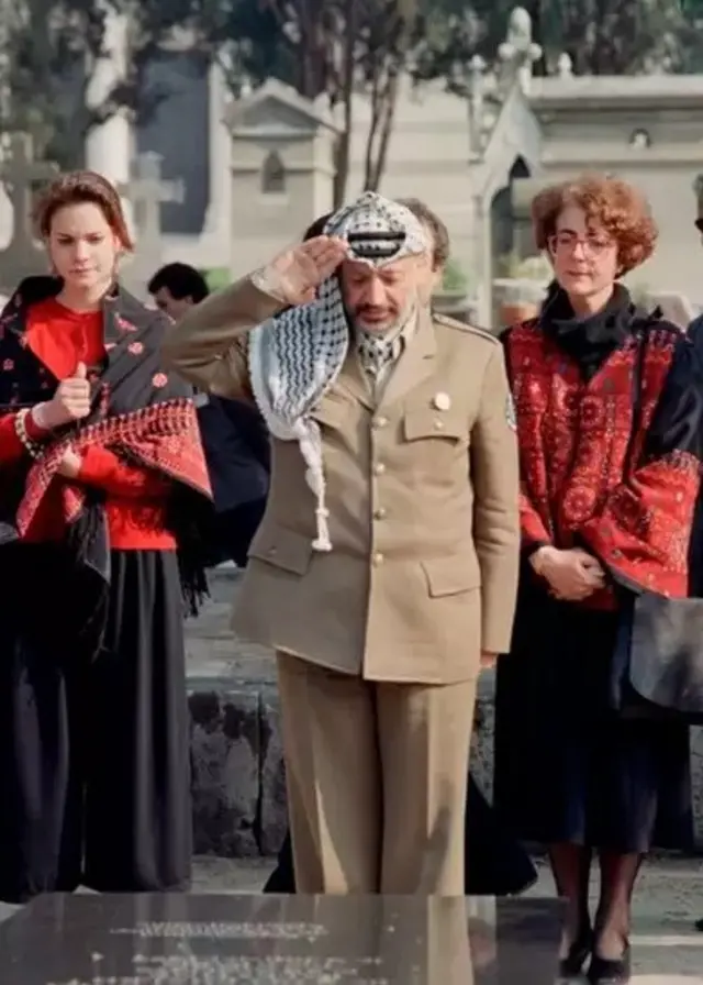 L'ancien dirigeant de l'OLP Yasser Arafat devant la tombe de Mahmoud Hamshari au cimetière du Père Lachaise à Paris, le 3 mai 1989. 