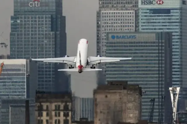 Embraer ERJ190 дунёда жуда машҳур йўловчи самолёти