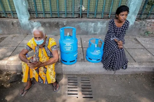 People queue up to buy cooking gas cylinders near a selling depot amid a cooking gas shortage in Colombo, Sri Lanka, 02 April 2022.