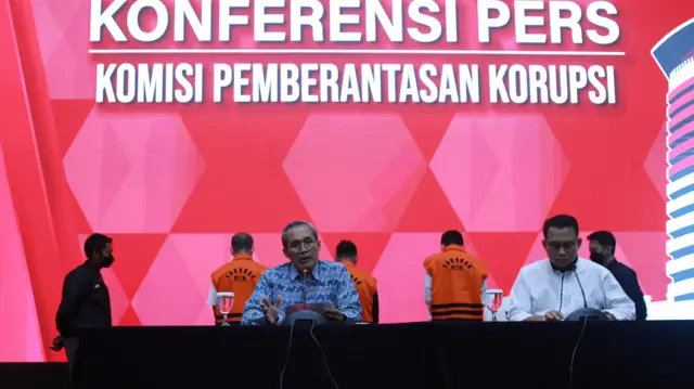 Wakil Ketua KPK Alexander Marwata (kiri) bersama Jubir KPK Ali Fikri (kanan) menyampaikan penetapan tersangka dan penahanan atas Direktur Utama Mitra Energi Persada (MEP) sekaligus Tim Penasihat PT Primalayan Teknologi Persada (PTP) Ivo Wongkaren, Tim Penasihat PT PTP Roni Ramdani, dan General Manager PT PTP sekaligus Direktur PT Envio Global Persada (EGP) Richard Cahyanto, saat konferensi pers, di Gedung Juang Merah Putih KPK, Jakarta, Rabu (23/8/2023).