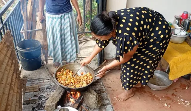 இலங்கை: புயலுக்கும், பசிக்கும் நடுவே மக்களின் பசியாற்றும் மனிதநேய உள்ளங்கள்