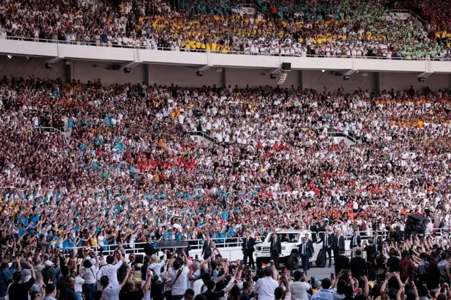 Misa Akbar ini dijadwalkan dimulai pada pukul 12.00 WIB dan ditutup pada 19.30 WIB dengan perkiraan pengunjung mencapai 90.000 orang.