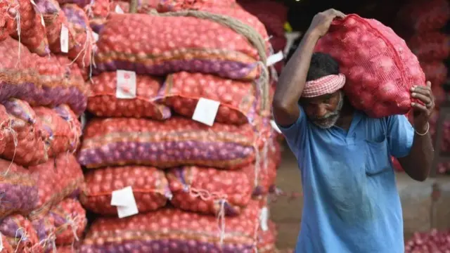 இந்தியாவில் அதிரும் வெங்காய விலை உயர்வு? பதறும் பொதுமக்கள்
