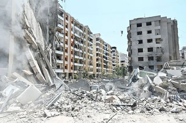 Los escombros de un edificio derrumbado se muestran en el lugar de un ataque aéreo israelí nocturno en el barrio de Kafaat, en los suburbios del sur de Beirut, en Beirut, Líbano, el 6 de junio de 2025.