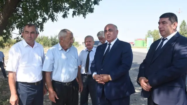 Ramiz Tatarov və Nizaməddin Quliyev. Onlar kənd qəbiristanlıqlarındakı mövcud vəziyyətlə tanış olurlar. 08 avqust 2019