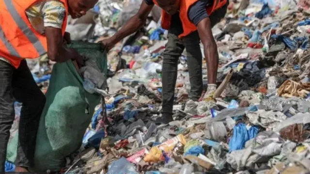 Masu kwashe shara a bola