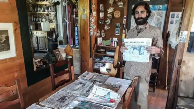 దొరికిన భారత పత్రికలతో టిమోతీ