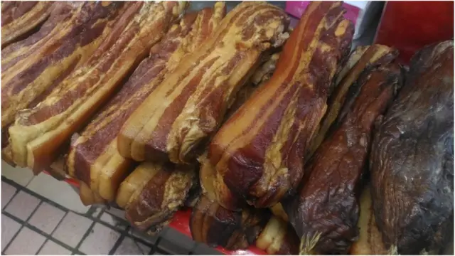 店家說，臘肉、火腿在春節之前的銷售量比平常多出大概至少一兩倍。