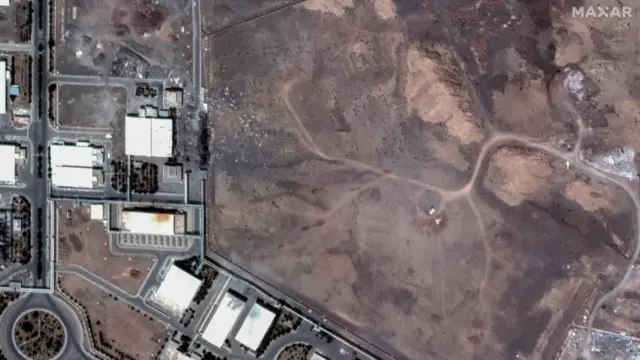 Mashimo kadhaa yaliyofunikwa na vumbi katika kituo cha kurutubisha urani cha Natanz nchini Iran mnamo Juni 2025 baada ya mashambulizi ya anga ya Marekani.