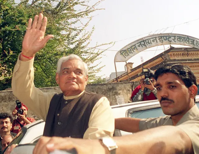 নিজের সংসদীয় কেন্দ্র লখনৌতে ভোট দিয়ে বেরোনোর পর অটলবিহারী বাজপেয়ী। ১৯৯৮ 