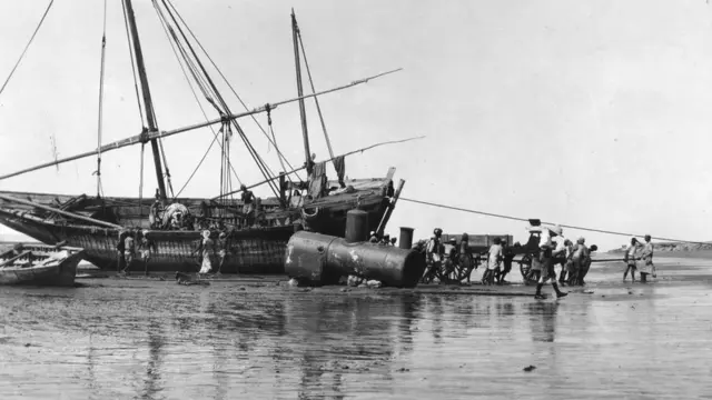 یدککش کردن قایق به گل نشسته در جزیره قشم