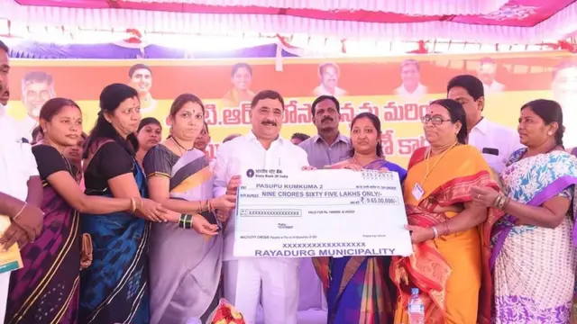 డ్వాక్రా మహిళలకు చెక్కులు పంపిణీ చేస్తున్న ఏపీ మంత్రి కాలవ శ్రీనివాసులు