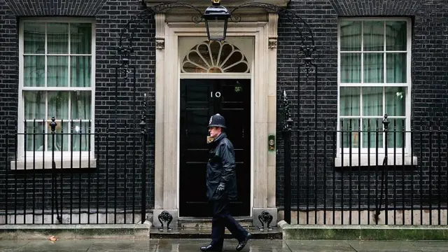 Un policía frente a Downing Street