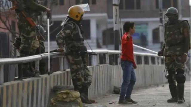 কাশ্মীরের ব্যাপক সেনা উপস্থিতি