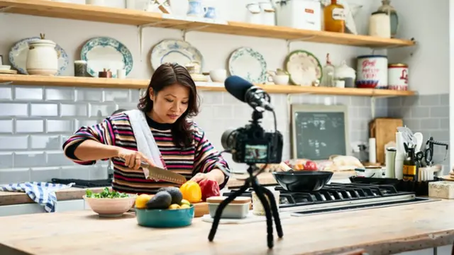 சமூக வலைதளங்களில் பகிர பதிவு செய்யும் பெண் - கோப்புப் படம்