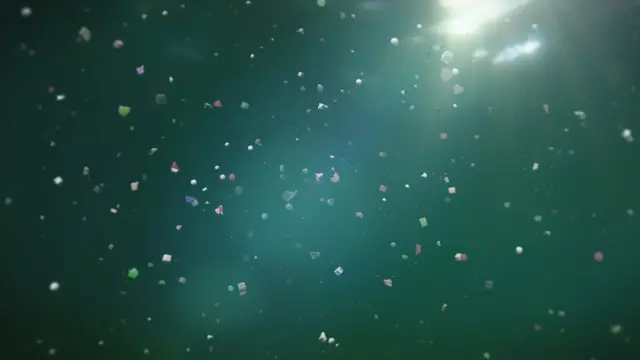 Pedaços de microplásticos no mar