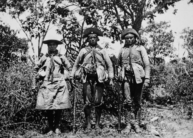 A cangaceira Cristina, acompanhadaesporte da sorte apostas onlinePortuguês, seu companheiro, e Atividade.