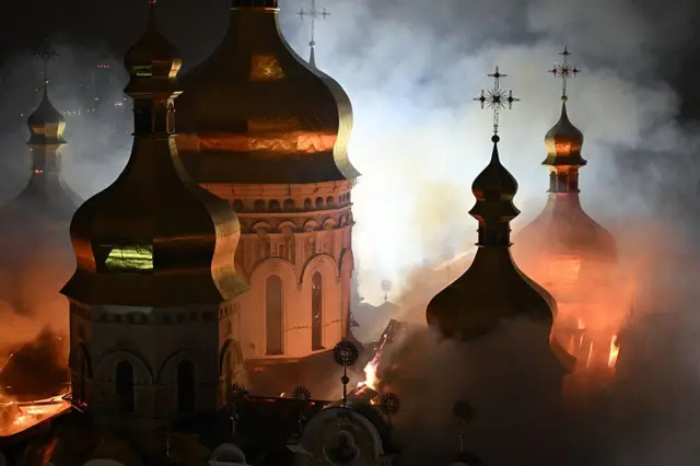 Пожежа у лаврі внаслідок обстрілу 