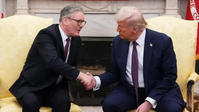 هنگامی که در جریان دیدار با سر کایر استارمر از ترامپ در مورد اوکوس پرسیده شد، با این پیمان ناآشنا به نظر می‌رسید و پرسید: «این یعنی چه؟»