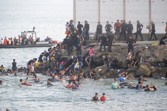 Gente cruzando a Ceuta