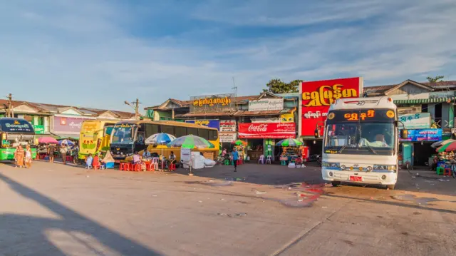 အောင်မင်္ဂလာအဝေးပြေးကားဝင်း