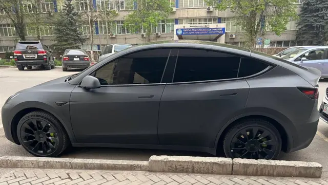 Бишкектеги Tesla унааларынын бири