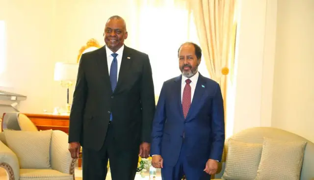 ሚኒስተር ምክልኻል ኣመሪካ ሎይድ ኦስቲን (ጸጋም) ምስ ፕረዚደንት ሶማልያ