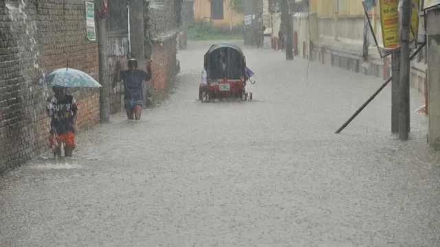 রাজধানী ঢাকার যাত্রাবাড়ীর ভাঙ্গা প্রেস সড়কের অবস্থা।