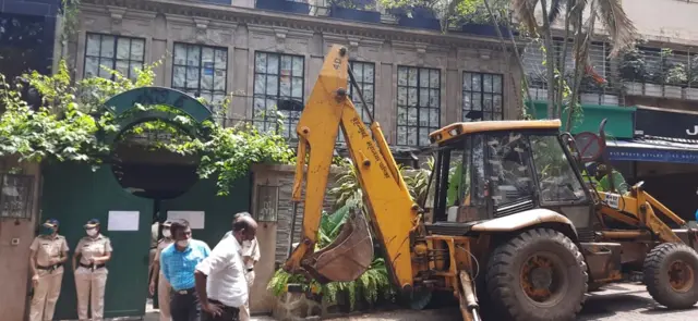 कंगना का दफ़्तर