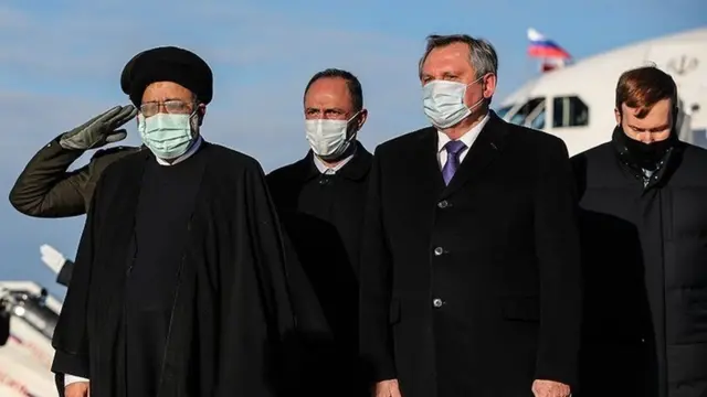 ابراهیم رئیسی در فرودگاه مسکو؛ مقام های سیاسی و نظامی ایران در ماه های اخیر با سفر به روسیه برای خرید نظامی از این کشور تلاش کرده‌اند