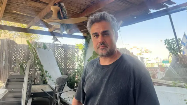 Oren Cohen yajumarariwe ahagaze mu karima kiwe kononekaye 