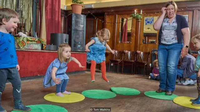 Quán Ivy House ở Nunhead, London tổ chức nhạc sống, hài kịch,và hội thảo samba dành cho trẻ em