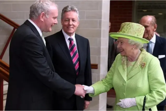 આયરિશ રિપબ્લિકન આર્મીના નેતા માર્ટિન મૅક્ગિનસ સાથે હાથ મિલાવીને એક નવો સંદેશ આપવાની કોશિશ કરતાં મહારાણી