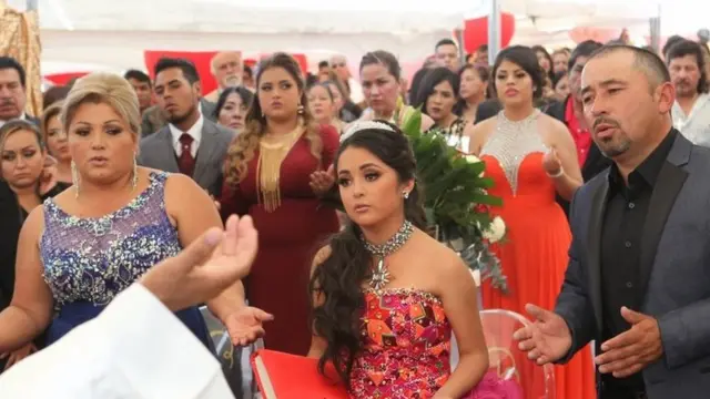 Rubí Ibarra García con sus padres en una misa al aire libre