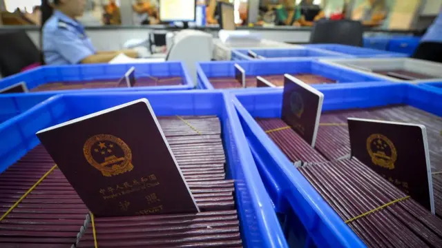 一处公安局办证大厅内待发的中国护照(中新社资料图片)