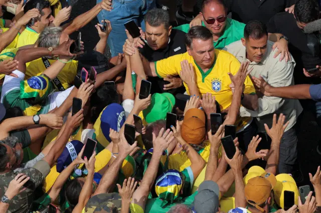 Bolsonaro chega a ato na Avenida Paulisamelhores sites aposta futebolfevereiro rodeado por apoiadores