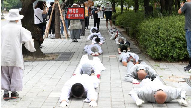 조계종 회원들이 18일 국회 앞에서 차별금지법 제정 촉구를 위한 오체투지를 하고 있다