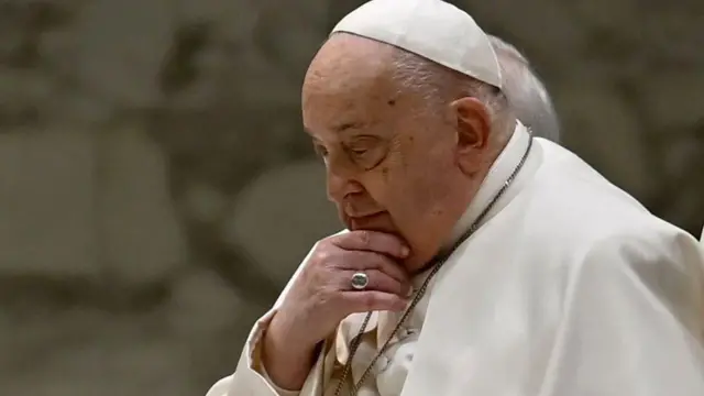 Fotografia de Papa Francisco de perfil 