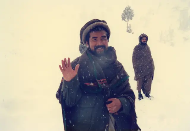کوشیرو تاناکا با پتوی افغانی و در هوای سرد